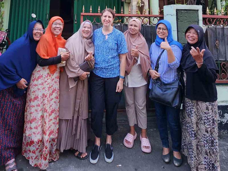 Rachel Rinaldo在印度尼西亚与妇女一起工作. 